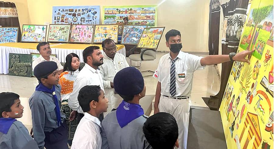 ದೊಡ್ಡಬಳ್ಳಾಪುರದ ಜವಹಾರ್ ನವೋದಯ ವಿದ್ಯಾಲಯದಲ್ಲಿ ಗುರುವಾರ ನಡೆದ ಗಣರಾಜ್ಯೋತ್ಸವದ ಅಂಗವಾಗಿ ಚಿತ್ರಕಲಾ ಪ್ರದರ್ಶನ ನಡೆಯಿತು