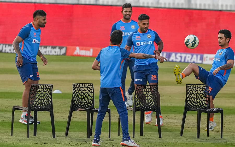 ರಾಂಚಿಯ ಜೆಎಸ್ಸಿಎ ಅಂತರರಾಷ್ಟ್ರೀಯ ಕ್ರೀಡಾಂಗಣದಲ್ಲಿ ಗುರುವಾರ ತಾಲೀಮು ನಡೆಸಿದ ಭಾರತ ತಂಡದ ಸೂರ್ಯಕುಮಾರ್ ಯಾದವ್, ಇಶಾನ್ ಕಿಶನ್ ಮತ್ತು ಸಹ ಆಟಗಾರರು –ಪಿಟಿಐ ಚಿತ್ರ