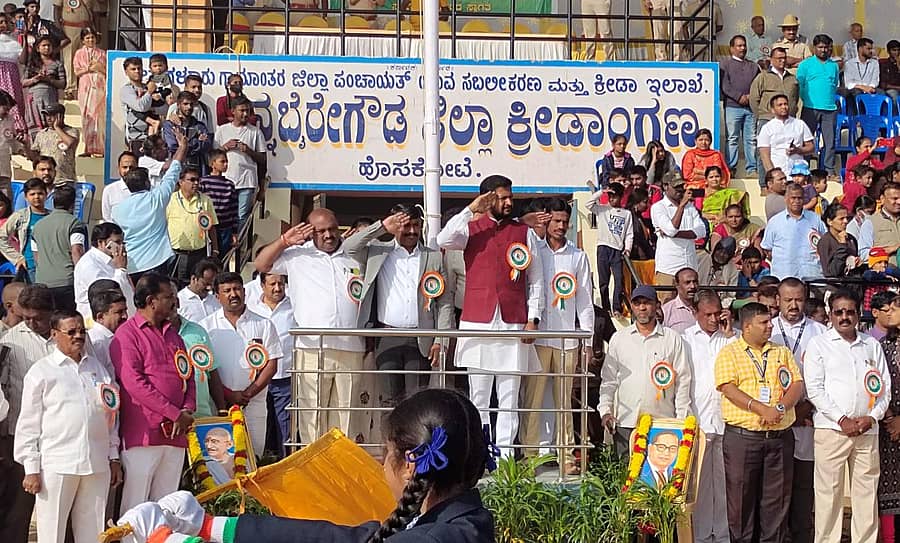 ಹೊಸಕೋಟೆಯಲ್ಲಿ ತಾಲ್ಲೂಕು ಆಡಳಿತದಿಂದ ಹಮ್ಮಿಕೊಂಡಿದ್ದ ಗಣರಾಜ್ಯೋತ್ಸವದಲ್ಲಿ ಶಾಸಕ ಶರತ್ ಬಚ್ಚೇಗೌಡ ಗೌರವ ವಂದನೆ ಸ್ವೀಕರಿಸಿದರು