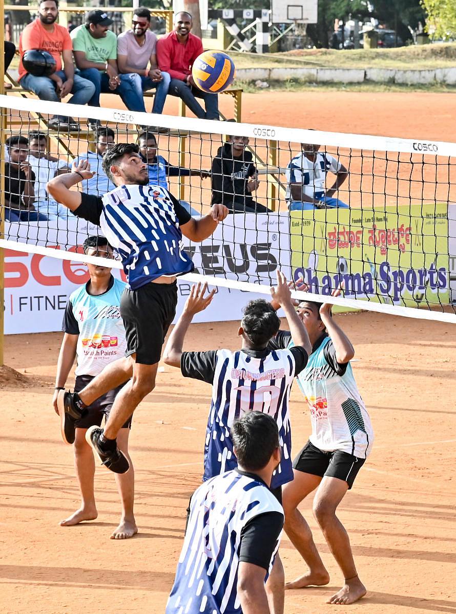 ರಾಜ್ಯಮಟ್ಟದ 25ನೇ ವಾಲಿಬಾಲ್ ಚಾಂಪಿಯನ್ಷಿಪ್ನ ಗುರುವಾರದ ಪಂದ್ಯದಲ್ಲಿ ದಾವಣಗೆರೆ ಹಾಗೂ ಗದಗ ತಂಡದ ಪೈಪೋಟಿ –ಪ್ರಜಾವಾಣಿ ಚಿತ್ರ