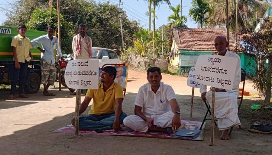 ಕುಂಸಿ ಸಮೀಪದ ಮಂಡಘಟ್ಟದಲ್ಲಿ ರಾಜಕಾಲುವೆ ಒತ್ತುವರಿ ತೆರವುಗೊಳಿಸುವಂತೆ ಗುರುವಾರ ಗ್ರಾಮದ ಉಮೇಶ್ ಉಪವಾಸ ಸತ್ಯಾಗ್ರಹ ನಡೆಸುತ್ತಿದ್ದಾರೆ.
