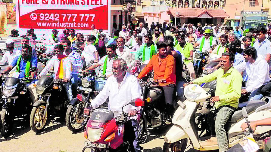 ಡಾ.ಶಿವರಾಮ ಕಾರಂತ ಬಡಾವಣೆ ನಿರ್ಮಾಣಕ್ಕೆ ಬಿಡಿಎ ಭೂಸ್ವಾಧೀನ ಪ್ರಕ್ರಿಯೆ ವಿರೋಧಿಸಿ ರೈತರು ಗುರುವಾರ ಬೈಕ್ ರ್ಯಾಲಿ ನಡೆಸಿದರು