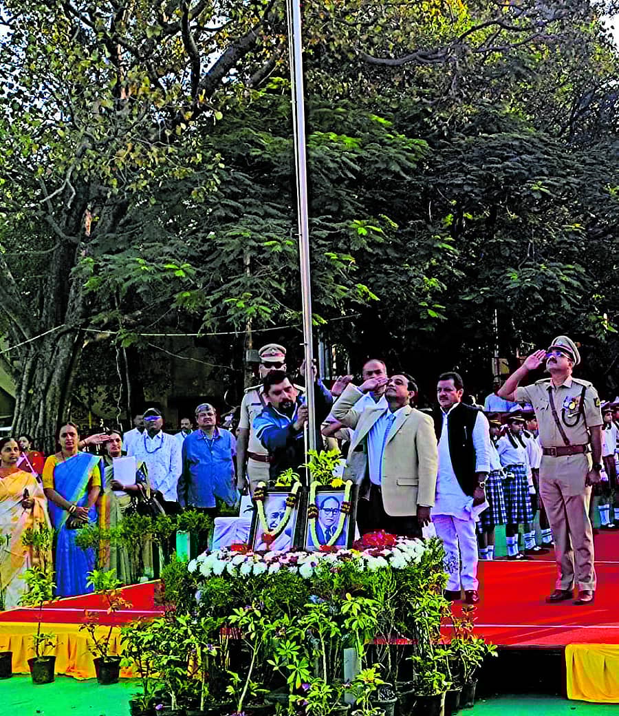 ಚಾಮರಾಜಪೇಟೆ ಆಟದ ಮೈದಾನದಲ್ಲಿ ಉತ್ತರ ವಲಯ ಉಪ ವಿಭಾಗಾಧಿಕಾರಿ ಎಂ.ಜಿ. ಶಿವಣ್ಣ ಧ್ವಜಾರೋಹಣ ನೆರವೇರಿಸಿದರು. ಸಂಸದ ಪಿ. ಸಿ. ಮೋಹನ್, ಶಾಸಕ ಜಮೀರ್ ಅಹಮದ್, ಡಿಸಿಪಿ ಲಕ್ಷ್ಮಣ ನಿಂಬರಗಿ ಇದ್ದರು