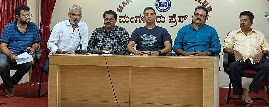 ಸುದ್ದಿಗೋಷ್ಠಿಯಲ್ಲಿ ಗಿರೀಶ್‌ ಶೆಣೈ ಮಾತನಾಡಿದರು. ಕಿಶೋರ್‌ ಬೋಳಾರ್‌, ರಮೇಶ ಶೆಟ್ಟಿ, ಸುಮಿತ್‌ ನಂಬಿಯಾರ್‌, ಸುನಿಲ್ ಬಾಳಿಗಾ ಹಾಗೂ ಗುರುಪ್ರಸಾದ್‌ ರಾವ್ ಇದ್ದಾರೆ– ಪ್ರಜಾವಾಣಿ ಚಿತ್ರ