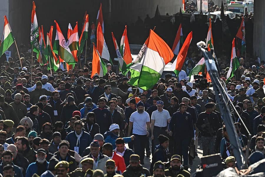 ಕಾಶ್ಮೀರದ ಬನಿಹಾಲ್ನಲ್ಲಿ ಸಾಗಿದ ಭಾರತ್ ಜೋಡೊ ಯಾತ್ರೆಯಲ್ಲಿ ಕಾಂಗ್ರೆಸ್ ನಾಯಕ ರಾಹುಲ್ ಗಾಂಧಿ (ಎಡ) ಜೊತೆಗೆ ನ್ಯಾಷನಲ್ ಕಾನ್ಫರೆನ್ಸ್ ನಾಯಕ ಒಮರ್ ಅಬ್ದುಲ್ಲಾ ಅವರು ಶುಕ್ರವಾರ ಹೆಜ್ಜೆ ಹಾಕಿದರು –ಎಎಫ್ಪಿ ಚಿತ್ರ