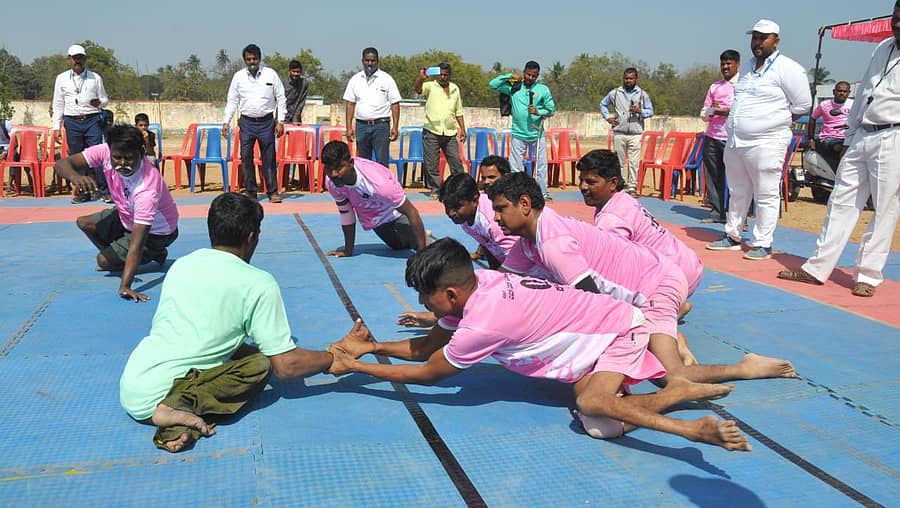 ಗದಗ ಹಾಗೂ ಹರಪನಹಳ್ಳಿ ಅಂಗವಿಕಲರ ತಂಡಗಳ ಸಿಟ್ಟಿಂಗ್ ಕಬಡ್ಡಿ ಪಂದ್ಯ ಶುಕ್ರವಾರ ನಡೆಯಿತು