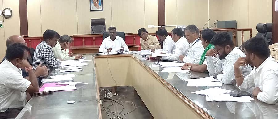 ಹಾವೇರಿ ಜಿಲ್ಲಾಧಿಕಾರಿ ಕಚೇರಿ ಸಭಾಂಗಣದಲ್ಲಿ ಶುಕ್ರವಾರ ವಿಧಾನಸಭಾ ಚುನಾವಣೆ 2023ರ ಹಿನ್ನೆಲೆಯಲ್ಲಿ ಚುನಾವಣಾ ಖರ್ಚು ವೆಚ್ಚ ನಿರ್ವಹಣೆ ಕುರಿತು ಜಿಲ್ಲಾಧಿಕಾರಿ ರಘುನಂದನಮೂರ್ತಿ ಸಭೆ ನಡೆಸಿದರು. ಹೆಚ್ಚುವರಿ ಜಿಲ್ಲಾಧಿಕಾರಿ ಪೂಜಾರ ವೀರಮಲ್ಲಪ್ಪ ಇದ್ದಾರೆ