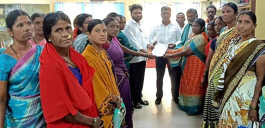 ‘ಗರ್ಭಕೋಶಕ್ಕೆ ಕತ್ತರಿ’ ಪ್ರಕರಣದ ಸಂತ್ರಸ್ತ ಮಹಿಳೆಯರಿಗೆ ಬರುವ ಬಜೆಟ್ ಅಧಿವೇಶನದಲ್ಲಿ ‘ವಿಶೇಷ ಆರ್ಥಿಕ ಪ್ಯಾಕೇಜ್ ಘೋಷಿಸಬೇಕು ಎಂದು ಒತ್ತಾಯಿಸಿ ಮಹಿಳೆಯರು ಶುಕ್ರವಾರ ಹಾವೇರಿಯಲ್ಲಿ ಜಿಲ್ಲಾಧಿಕಾರಿ ರಘುನಂದನಮೂರ್ತಿ ಅವರಿಗೆ ಮನವಿ ಸಲ್ಲಿಸಿದರು