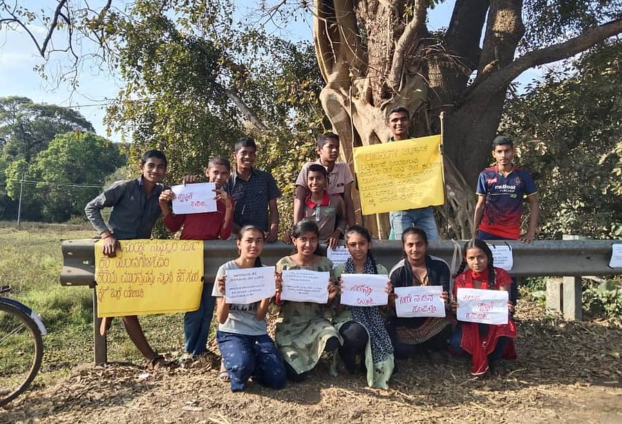 ಶಿರಸಿ ತಾಲ್ಲೂಕಿನ ಎಕ್ಕಂಬಿ ಕೆರೆ ದಂಡೆಯ ಮೇಲೆ ಜಾಗೃತಿ ಮೂಡಿಸುವ ಭಿತ್ತಿಪತ್ರ ಪ್ರದರ್ಶಿಸಿದ ಬಿಸಲಕೊಪ್ಪ ಪ್ರೌಢಶಾಲೆ ವಿದ್ಯಾರ್ಥಿಗಳು