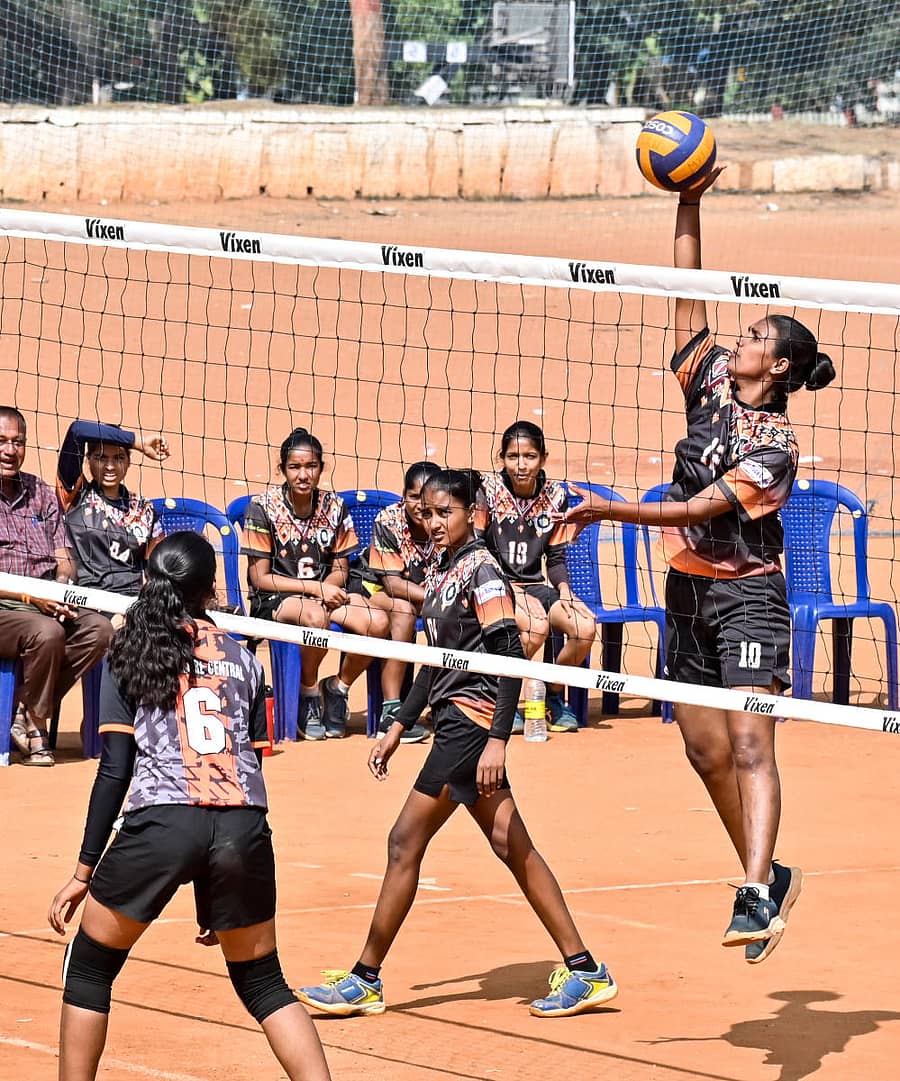 ರಾಜ್ಯಮಟ್ಟದ 25ನೇ ವಾಲಿಬಾಲ್‌ ಚಾಂಪಿಯನ್‌ಷಿಪ್‌ನ ಶುಕ್ರವಾರದ ‍ಪಂದ್ಯದಲ್ಲಿ ಧಾರವಾಡ ಹಾಗೂ ಬೆಂಗಳೂರು ಕೇಂದ್ರ ತಂಡದ ಪೈಪೋಟಿ –ಪ್ರಜಾವಾಣಿ ಚಿತ್ರ/ ಅನೂಪ್‌ ರಾಘ ಟಿ.