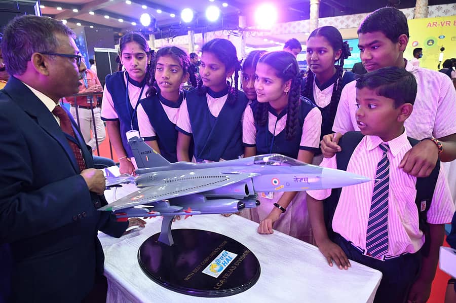 ಬೆಂಗಳೂರಿನಲ್ಲಿ ಶುಕ್ರವಾರ ಆರಂಭವಾದ ವಿಜ್ಞಾನ ಮೇಳದಲ್ಲಿ ವಿದ್ಯಾರ್ಥಿಗಳು ವಿಮಾನದ ಮಾದರಿ ವೀಕ್ಷಿಸಿದರು