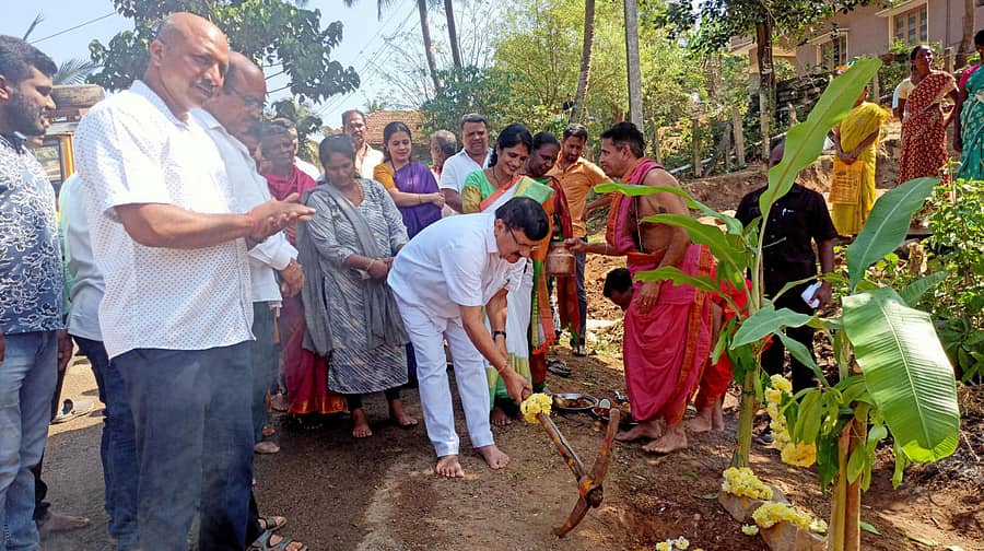 ತೀರ್ಥಹಳ್ಳಿಯ ಕುರುವಳ್ಳಿ ರಸ್ತೆ ಅಭಿವೃದ್ಧಿ ಕಾಮಗಾರಿಗೆ ಗೃಹ ಸಚಿವ ಆರಗ ಜ್ಞಾನೇಂದ್ರ ಶುಕ್ರವಾರ ಭೂಮಿಪೂಜೆ ನೆರವೇರಿಸಿದರು.