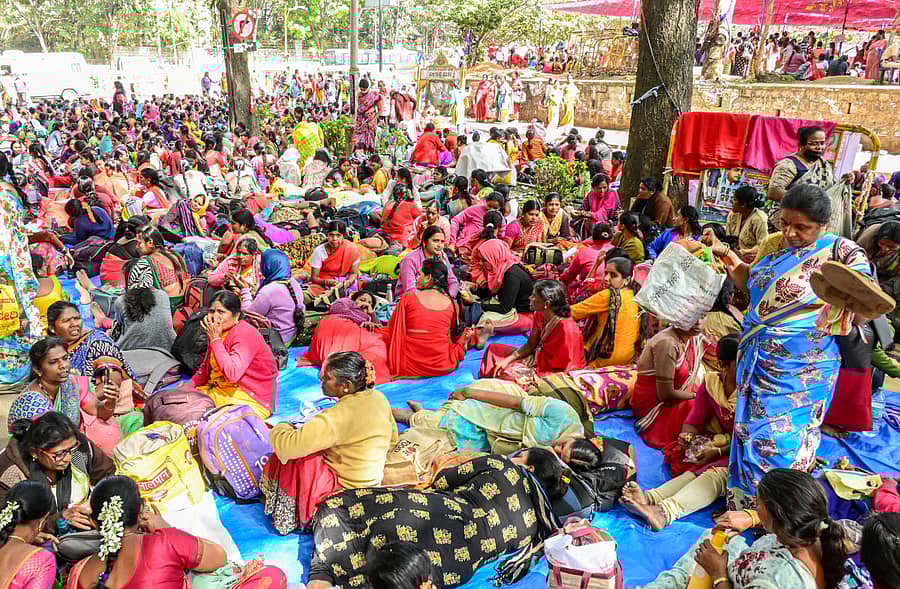 ಬೆಂಗಳೂರಿನ ಫ್ರೀಡಂ ಪಾರ್ಕ್ ರಸ್ತೆಯಲ್ಲಿ ಶುಕ್ರವಾರ ಅಂಗನವಾಡಿ ಕಾರ್ಯಕರ್ತೆಯರು ಮತ್ತು ಸಹಾಯಕಿಯರು ಪ್ರತಿಭಟನೆ ನಡೆಸಿದರು