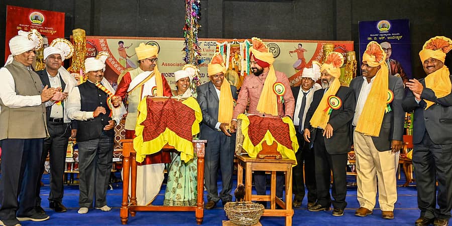 ಗುಲಬರ್ಗಾ ವಿ.ವಿ.ಯಲ್ಲಿ 36ನೇ ಅಂತರ್ ವಿ.ವಿ. ದಕ್ಷಿಣ–ಪೂರ್ವ ವಲಯದ ಯುವಜನೋತ್ಸವಕ್ಕೆ ನಟ ಸುಚೇಂದ್ರ ಪ್ರಸಾದ್‌ ಡೊಳ್ಳು ಬಾರಿಸುವುದರ ಮೂಲಕ (ಎಡಬದಿ) ಚಾಲನೆ ನೀಡಿದರು. ಮಹಿಳಾ ವಿ.ವಿ. ಕುಲಪತಿ ಪ್ರೊ.ಬಿ.ಕೆ.ತುಳಸಿಮಾಲಾ, ಗುಲಬರ್ಗಾ ವಿ.ವಿ. ಕುಲಪತಿ ಪ್ರೊ.ದಯಾನಂದ ಅಗಸರ, ಪ್ರೊ. ರಾಜನಾಳಕರ ಲಕ್ಷ್ಮಣ, ಡಾ. ಬಿ. ಶರಣಪ್ಪ, ಪ್ರೊ.ವಿ.ಟಿ. ಕಾಂಬಳೆ, ಪ್ರೊ. ಜ್ಯೋತಿ ಧಮ್ಮ ಪ್ರಕಾಶ್ ಇದ್ದರು