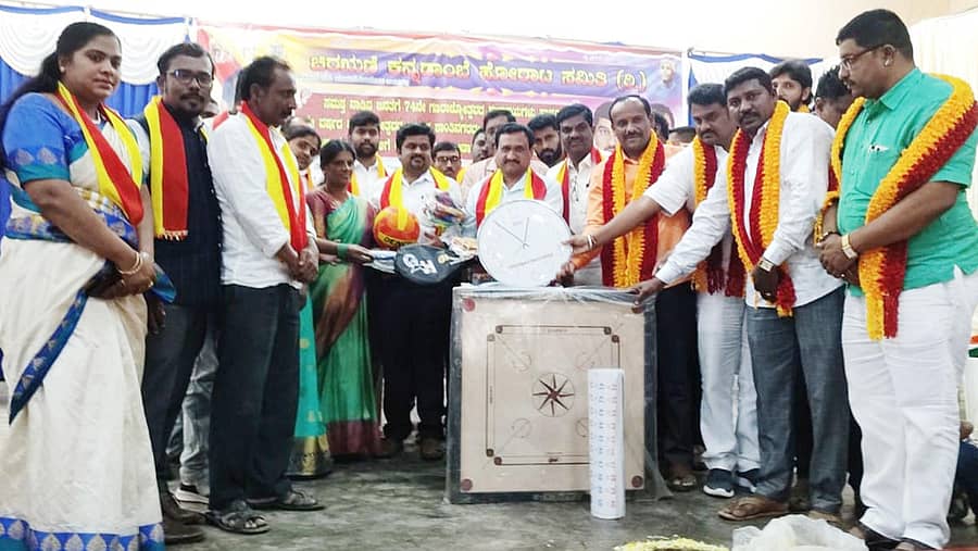 ದೊಡ್ಡಬಳ್ಳಾಪುರದ ಕನ್ನಡ ಜಾಗೃತ ಭವನದಲ್ಲಿ ಚಿರಋಣಿ ಕನ್ನಡಾಂಬೆ ಹೋರಾಟ ಸಮಿತಿಯ ವಾರ್ಷಿಕೋತ್ಸವದ ಅಂಗವಾಗಿ ಅಂಗವಿಕಲರ ಮಕ್ಕಳಿಗೆ ಪಠ್ಯ ಮತ್ತು ಕ್ರೀಡಾ ಸಾಮಗ್ರಿ ವಿತರಿಸಲಾಯಿತು