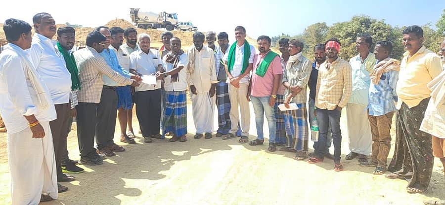 ಚೆನ್ನೈ ಕಾರಿಡಾರ್ ರಸ್ತೆಗೆ ಜಮೀನನ್ನು ನೀಡಿರುವ ರೈತರಿಗೆ ಬರಬೇಕಾದ ಬಾಕಿ ಪರಿಹಾರಕ್ಕಾಗಿ ಆಗ್ರಹಿಸಿ ಪ್ರತಿಭಟನೆ ನಡೆಸಲಾಯಿತು