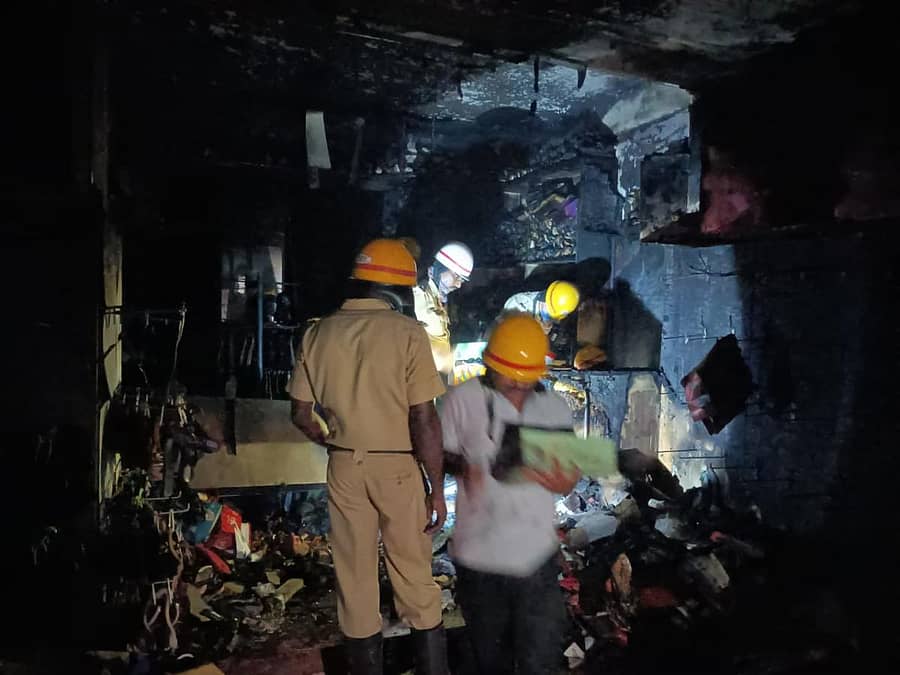 ದಾವಣಗೆರೆಯ ಪಿ.ಬಿ. ರಸ್ತೆಯ ಹಳೆ ಖಾಸಗಿ ಬಸ್‌ ನಿಲ್ದಾಣದ ಎದುರು ಇರುವ ಭಾಗ್ಯ ಫುಟ್‌ವೇರ್ ಅಂಗಡಿಯಲ್ಲಿ ವಿದ್ಯುತ್‌ ಶಾರ್ಟ್ ಸರ್ಕೀಟ್‌ನಿಂದಾಗಿ ಬೆಂಕಿ ಬಿದ್ದಿದ್ದು, ಅಗ್ನಿಶಾಮಕ ದಳದ ಸಿಬ್ಬಂದಿ ಬೆಂಕಿ ನಂದಿಸಿದರು.