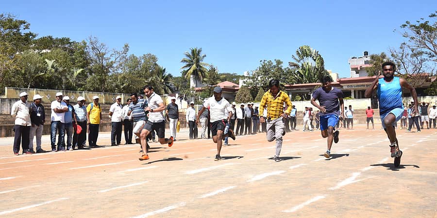 ಕರ್ನಾಟಕ ರಾಜ್ಯ ಸರ್ಕಾರಿ ನೌಕರರ ಸಂಘ ಸಹಯೋಗದಲ್ಲಿ ಶನಿವಾರ ಹಾವೇರಿ ನಗರದ ಹೊಸಮನಿ ಸಿದ್ದಪ್ಪ ಜಿಲ್ಲಾ ಕ್ರೀಡಾಂಗಣದಲ್ಲಿ ಆಯೋಜಿಸಿದ್ದ ಜಿಲ್ಲಾ ಮಟ್ಟದ ರಾಜ್ಯ ಸರ್ಕಾರಿ ನೌಕರರ ಕ್ರೀಡಾಕೂಟದಲ್ಲಿ ಓಟ ಸ್ಪರ್ಧೆಯ ದೃಶ್ಯ