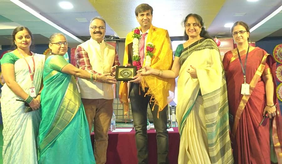 ಬೀದರ್‌ನ ಜ್ಞಾನಸುಧಾ ಶಿಕ್ಷಣ ಸಂಸ್ಥೆಯಲ್ಲಿ ನಡೆದ ಗರ್ಭ ಕಂಠ ಕ್ಯಾನ್ಸರ್ ಜಾಗೃತಿ ಕಾರ್ಯಕ್ರಮದಲ್ಲಿ ಕ್ಯಾನ್ಸರ್ ತಜ್ಞ ಡಾ. ವಿಪಿನ್ ಗೋಯಲ್ ಅವರನ್ನು ಸಂಸ್ಥೆಯ ಅಧ್ಯಕ್ಷೆ ಪ್ರೊ. ಪೂರ್ಣಿಮಾ ಜಿ. ಹಾಗೂ ನಿರ್ದೇಶಕ ಮುನೇಶ್ವರ ಲಾಖಾ ಸನ್ಮಾನಿಸಿದರು