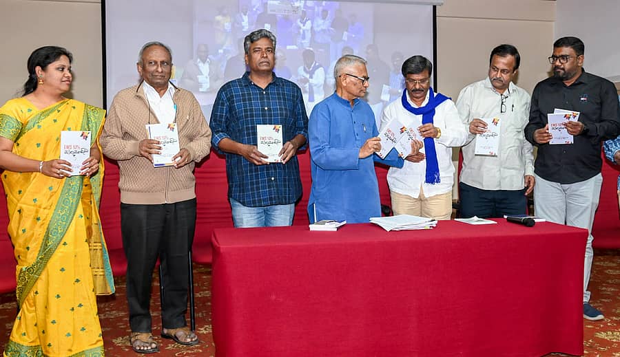 ರವಿವರ್ಮಕುಮಾರ್ ಪುಸ್ತಕ ಬಿಡುಗಡೆ ಮಾಡಿದರು. (ಎಡದಿಂದ) ಲೇಖಕಿ ಅಶ್ವಿನಿ ಓಬಳೇಶ್, ರಾಷ್ಟ್ರೀಯ ಕಾನೂನು ಶಾಲೆ ಪ್ರಾಧ್ಯಾಪಕ ಬಾಬು ಮ್ಯಾಥ್ಯು, ಡಿ.ಉಮಾಪತಿ, ಲೇಖಕರಾದ ಮಾವಳ್ಳಿ ಶಂಕರ್, ಶ್ರೀಪಾದ್ ಭಟ್ ಮತ್ತು ವಿಕಾಸ್ ಆರ್.ಮೌರ್ಯ ಇದ್ದರು –ಪ್ರಜಾವಾಣಿ ಚಿತ್ರ