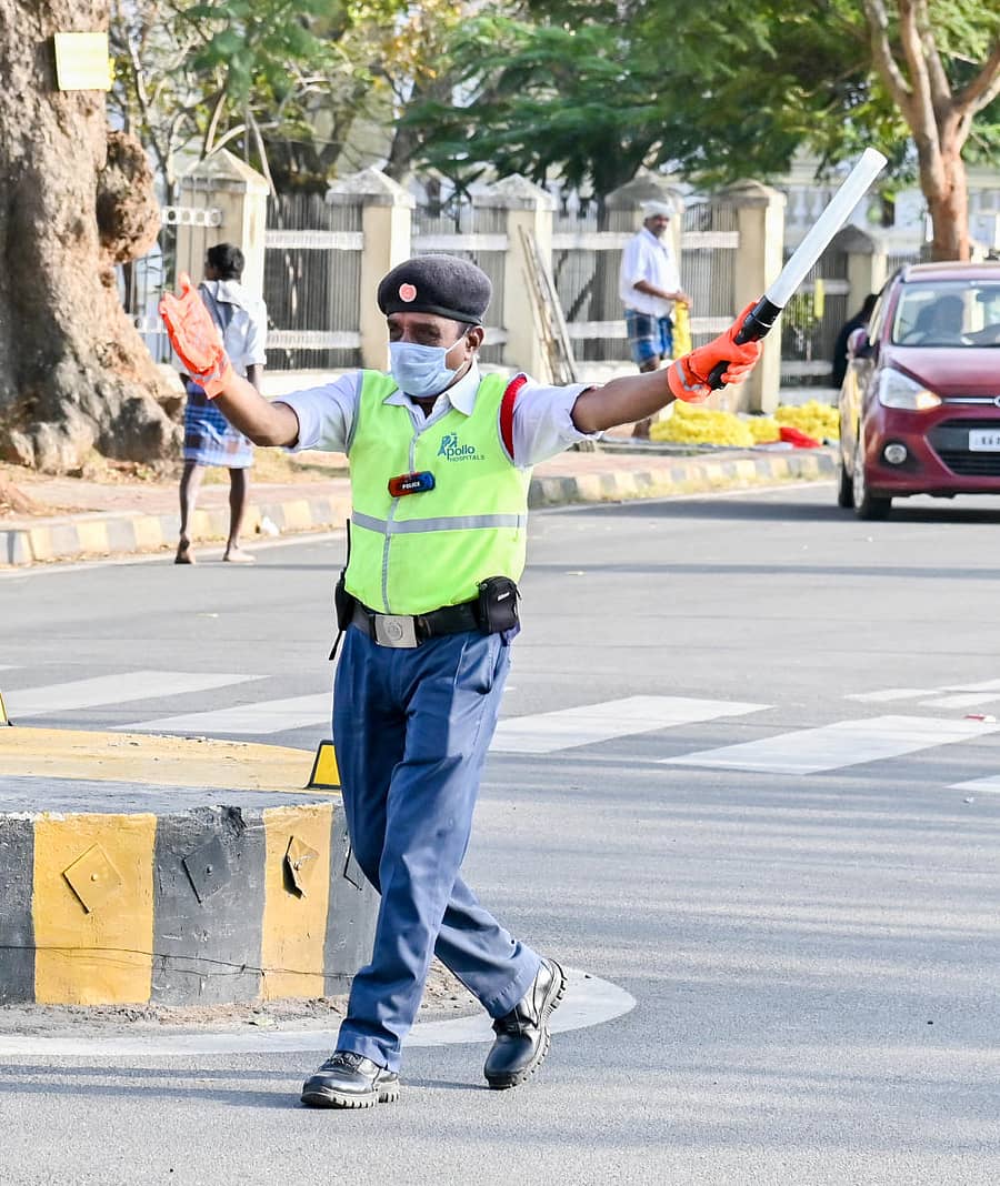 ಮೈಸೂರು ನಗರದ ಕೌಟಿಲ್ಯ ವೃತ್ತದಲ್ಲಿ ಟ್ರಾಫಿಕ್ ವಾರ್ಡನ್ ಎ.ಮಹೇಶ್ವರ ಕಾರ್ಯವೈಖರಿ ಪ್ರಜಾವಾಣಿ ಚಿತ್ರ/ ಅನೂಪ್ ರಾಘ. ಟಿ.