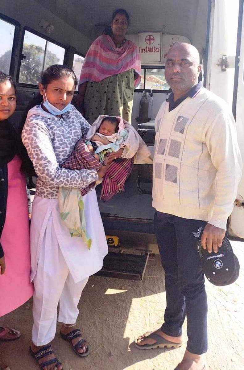 ಪಾಂಡವಪುರ ತಾಲ್ಲೂಕಿನ ಚಿಕ್ಕಮರಳಿ ಗೇಟ್ ಬಳಿ ಲೋಕಪಾವನಿ ನದಿ ಬಳಿ ಬಿಟ್ಟುಹೋಗಿದ್ದ ಶಿಶುವನ್ನು ಟಿಎಚ್ಒ ಡಾ.ಸಿ.ಎ.ಅರವಿಂದ್ ಆಸ್ಪತ್ರೆಗೆ ಸೇರಿಸಿದರು