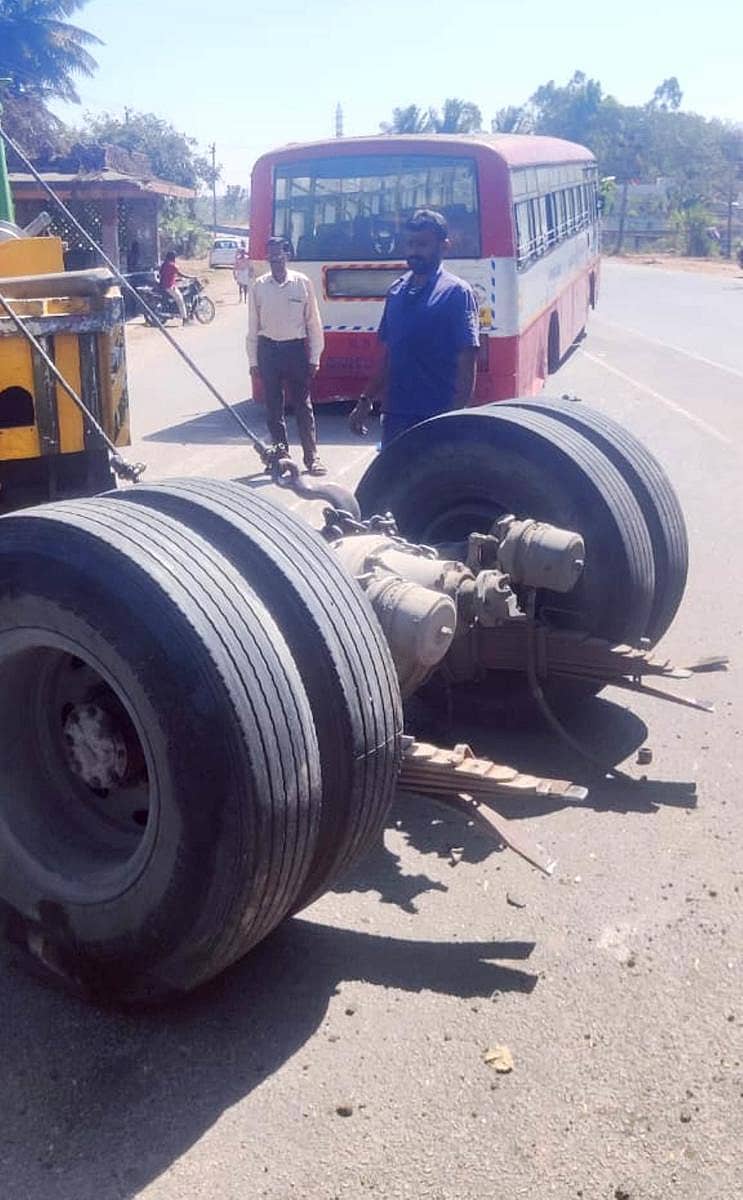 ಹುಣಸೂರು ತಾಲ್ಲೂಕಿನ ಯಶೋಧ ಪುರದ ಬಳಿ ರಸ್ತೆ ಉಬ್ಬಿನಿಂದಾಗಿ ಬಸ್ ಹಿಂಬದಿ ಚಕ್ರಗಳು ಬೇರ್ಪಟ್ಟವು