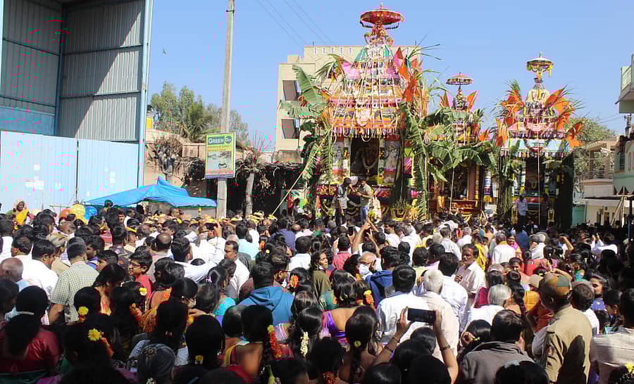 ಆನೇಕಲ್ ತಾಲ್ಲೂಕಿನ ಬಿದರಗುಪ್ಪೆಯಲ್ಲಿ ಶ್ರೀನಂಜುಂಡೇಶ್ವರ ಸ್ವಾಮಿ, ಗಾಯತ್ರಿ ದೇವಿ ಮತ್ತು ಮಹಾಗಣಪತಿ ದೇವರ ಬ್ರಹ್ಮ ರಥೋತ್ಸವ ವೈಭವದಿಂದ ನಡೆಯಿತು