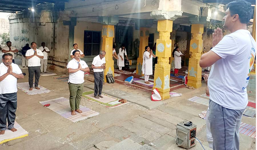 ದೊಡ್ಡಬಳ್ಳಾಪುರದ ಪ್ರಭುದೇವ ಯೋಗ ಕೇಂದ್ರದಿಂದ ರಥಸಪ್ತಮಿ ಅಂಗವಾಗಿ ಶನಿವಾರ ಸೂರ್ಯ ನಮಸ್ಕಾರ ಕಾರ್ಯಕ್ರಮ ನಡೆಯಿತು