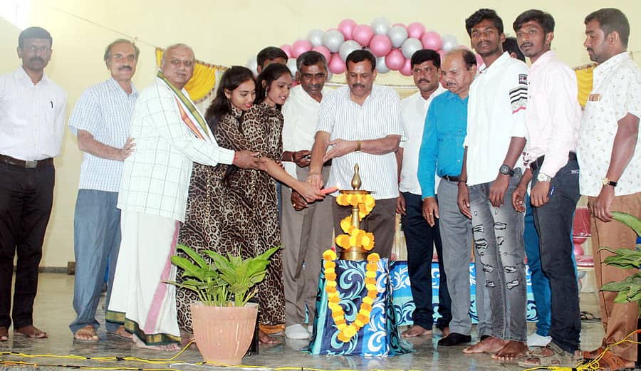 ದೊಡ್ಡಬಳ್ಳಾಪುರದ ಸರ್ಕಾರಿ ಪ್ರಥಮದರ್ಜೆ ಕಾಲೇಜಿನಲ್ಲಿ ನಡೆದ ವಿವಿಧ ಚಟುವಟಿಕೆಗಳ ಕಾರ್ಯಕ್ರಮವನ್ನು ಶಾಸಕ ಟಿ. ವೆಂಕಟರಮಣಯ್ಯ ಉದ್ಘಾಟಿಸಿದರು. ಪ್ರಾಂಶುಪಾಲ ಪ್ರೊ.ಎನ್. ಶ್ರೀನಿವಾಸಯ್ಯ ಇದ್ದರು