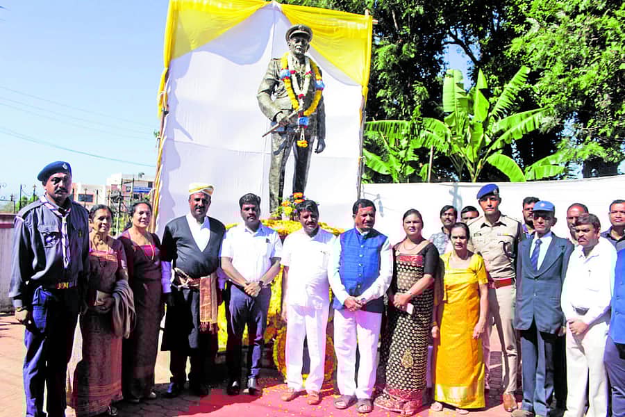 ಸ್ವಾತಂತ್ರ್ಯ ಭಾರತದ ಮೊದಲ ಸೇನಾ ಮಹಾ ದಂಡನಾಯಕರಾದ ಫೀಲ್ಡ್ ಮಾರ್ಷಲ್ ಕೆ.ಎಂ.ಕಾರ್ಯಪ್ಪ ಅವರ 124 ನೇ ಜನ್ಮ ದಿನಾಚರಣೆಯನ್ನು ಜಿಲ್ಲಾಡಳಿತ ಹಾಗೂ ಕನ್ನಡ ಮತ್ತು ಸಂಸ್ಕೃತಿ ಇಲಾಖೆ ವತಿಯಿಂದ ಶನಿವಾರ ಮಡಿಕೇರಿಯಲ್ಲಿ ಆಚರಿಸಲಾಯಿತು. ಸ್ಕೌಟ್ಸ್ ಮತ್ತು ಗೈಡ್ಸ್ನ ಬೊಳ್ಳಜಿರ ಅಯ್ಯಪ್ಪ, ಜಿಲ್ಲಾಧಿಕಾರಿ ಡಾ.ಬಿ.ಸಿ.ಸತೀಶ, ಶಾಸಕರಾದ ಎಂ.ಪಿ.ಅಪ್ಪಚ್ಚುರಂಜನ್, ಕೆ.ಜಿ.ಬೋಪಯ್ಯ, ನಗರಸಭೆ ಅಧ್ಯಕ್ಷೆ ಅನಿತಾ ಪೂವಯ್ಯ, ಕಲಾವಿದೆ ರಾಣಿ ಮಾಚಯ್ಯ, ಕ್ಯಾಪ್ಟನ್ ಎಂ.ಎ.ಅಯ್ಯಪ್ಪ, ನಂಜುಂಡೇಗೌಡ ಇದ್ದಾರೆ