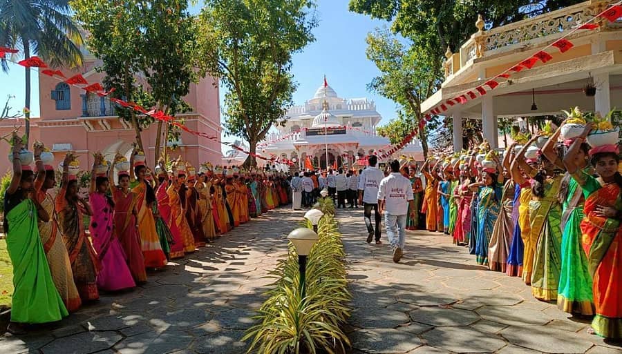 ಭರಮಸಾಗರ ಹೋಬಳಿ ಸಿರಿಗೆರೆಯಲ್ಲಿ ಪೂರ್ಣಕುಂಭ ಹೊತ್ತ ವಿದ್ಯಾರ್ಥಿನಿಯರು ಐಕ್ಯಮಂಟಪದಿಂದ ಸಿರಿಗೆರೆ ಶ್ರೀಗಳನ್ನು ಭಕ್ತಿಪೂರ್ವಕವಾಗಿ ಮೆರವಣಿಗೆಗೆ ಬರಮಾಡಿಕೊಂಡರು.