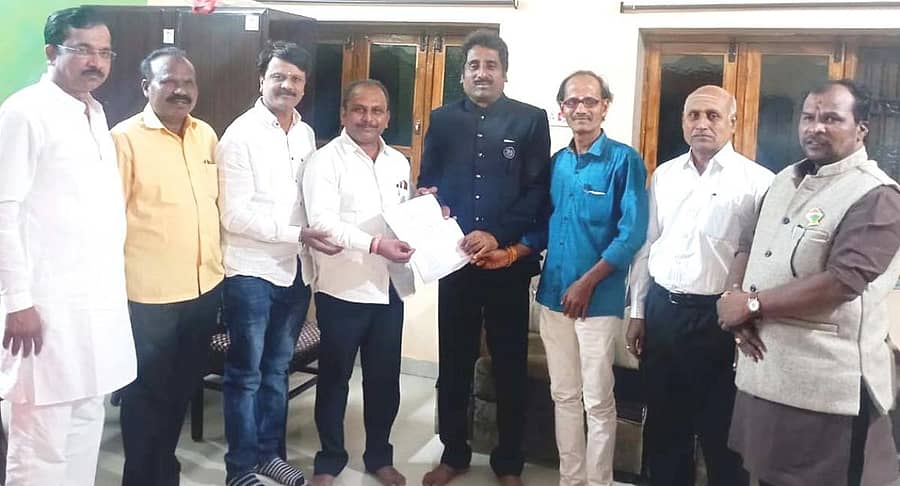 ಬೀದರ್‌ನ ಕಲ್ಯಾಣ ನಗರದಲ್ಲಿ ರಸ್ತೆ ನಿರ್ಮಿಸಬೇಕು ಎಂದು ಒತ್ತಾಯಿಸಿ ಕಾಲೊನಿ ನಿವಾಸಿಗಳು ಬೀದರ್‍ನಲ್ಲಿ ಶಾಸಕ ರಹೀಂಖಾನ್ ಅವರಿಗೆ ಮನವಿ ಪತ್ರ ಸಲ್ಲಿಸಿದರು