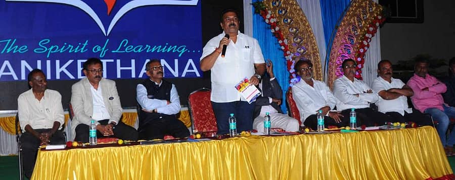 ಅನಿಕೇತನ ಶಿಕ್ಷಣ ಮಹಾವಿದ್ಯಾಲಯದ ದಶಮಾನೋತ್ಸವ ಸಂಭ್ರಮದಲ್ಲಿ ಶಾಸಕ ರವೀಂದ್ರ ಶ್ರೀಕಂಠಯ್ಯ ಮಾತನಾಡಿದರು