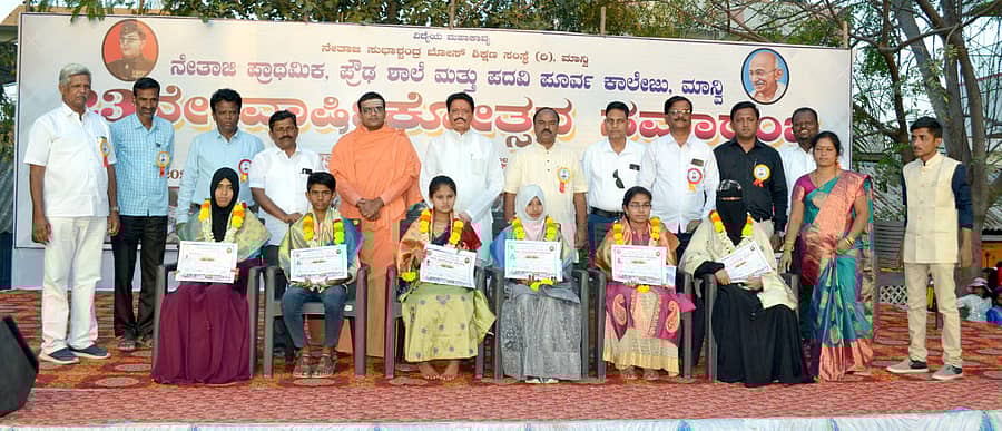 ಮಾನ್ವಿ ಪಟ್ಟಣದ ನೇತಾಜಿ ಶಿಕ್ಷಣ ಸಂಸ್ಥೆಯ 23ನೇ ವಾರ್ಷಿಕೋತ್ಸವ ಸಮಾರಂಭದಲ್ಲಿ ಪ್ರತಿಭಾವಂತ ವಿದ್ಯಾರ್ಥಿಗಳನ್ನು ಸನ್ಮಾನಿಸಲಾಯಿತು