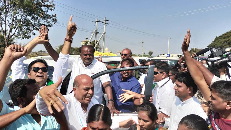 ಸಿಂಧನೂರು ತಾಲ್ಲೂಕಿನ ಜವಳಗೇರಾ ಗ್ರಾಮದಲ್ಲಿ ಎಚ್.ಡಿ.ಕುಮಾರಸ್ವಾಮಿ ಅವರನ್ನು ಶಾಸಕ ವೆಂಕಟರಾವ್ ನಾಡಗೌಡರ ನೇತೃತ್ವದಲ್ಲಿ ನೂರಾರು ಕಾರ್ಯಕರ್ತರು ಅದ್ದೂರಿಯಾಗಿ ಸ್ವಾಗತಿಸಿದರು