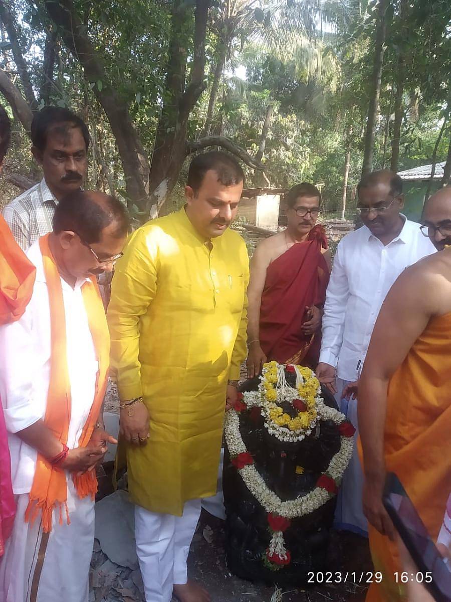 ಅಳದಂಗಡಿಯಲ್ಲಿ ಪ್ರತಿಷ್ಠಾಪಿಸಲಿರುವ ಮಹಾಗಣಪತಿಯ ಶಿಲಾ ವಿಗ್ರಹವನ್ನು ಕಾರ್ಕಳದ ಮೂಕಾಂಬಿಕಾ ಶಿಲ್ಪಕಲಾ ಕೇಂದ್ರದಲ್ಲಿ ಇಂಧನ ಸಚಿವ ಸುನಿಲ್ ಕುಮಾರ್ ಸಮಿತಿಯವರಿಗೆ ಹಸ್ತಾಂತರಿಸಿದರು.