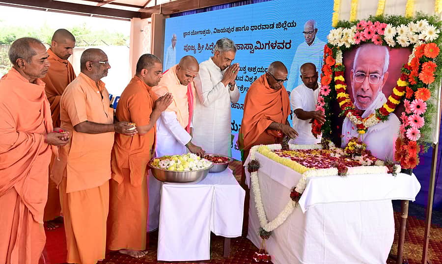 ಹುಬ್ಬಳ್ಳಿಯ ಅಕ್ಷಯನಗರದ ಸಚೇತನ ಪದವಿ ಪೂರ್ವ ಮಹಾವಿದ್ಯಾಲಯಲ್ಲಿ ಭಾನುವಾರ ಹಮ್ಮಿಕೊಂಡಿದ್ದ ವಿಜಯಪುರದ ಸಿದ್ಧೇಶ್ವರ ಸ್ವಾಮೀಜಿಗೆ ನುಡಿನಮನ ಕಾರ್ಯಕ್ರಮದಲ್ಲಿ, ವಿವಿಧ ಮಠಾಧೀಶರು ಹಾಗೂ ವಿಧಾನ ಪರಿಷತ್ ಸಭಾಪತಿ ಬಸವರಾಜ ಹೊರಟ್ಟಿ ಅವರು ಸ್ವಾಮೀಜಿ ಭಾವಚಿತ್ರಕ್ಕೆ ಪುಷ್ಪನಮನ ಸಲ್ಲಿಸಿದರು / ಪ್ರಜಾವಾಣಿ ಚಿತ್ರ