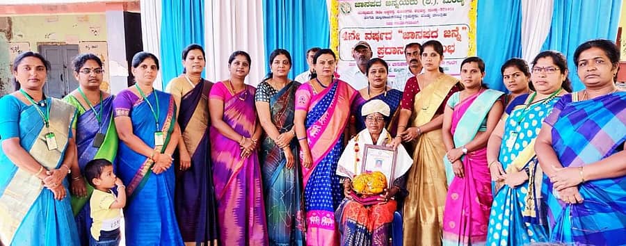 ಜಾನಪದ ಜನ್ನೆಯರು ಸಂಘಟನೆ ವತಿಯಿಂದ ಮಲ್ಲನಾಯಕನಕಟ್ಟೆ ಗ್ರಾಮದಲ್ಲಿ ನಡೆದ ಸಮಾರಂಭದಲ್ಲಿ ಸಾಕಮ್ಮ ಅವರಿಗೆ ‘ಜಾನಪದ ಜನ್ನೆ’ ಪ್ರಶಸ್ತಿ ಪ್ರದಾನ ಮಾಡಲಾಯಿತು. ಸುಜಾತಾ ಅಕ್ಕಿ. ಶ್ವೇತಾ, ಎಂ.ಕೆಂಪಮ್ಮ ಕಾರ್ಕಹಳ್ಳಿ, ಖಜಾಂಚಿ ಆರ್.ಪಿ.ಛಾಯಾ, ದೇವಿಕಾ, ರಮ್ಯಾ, ತೇಜಸ್ವಿನಿ, ಉಷಾರಾಣಿ ಇದ್ದರು