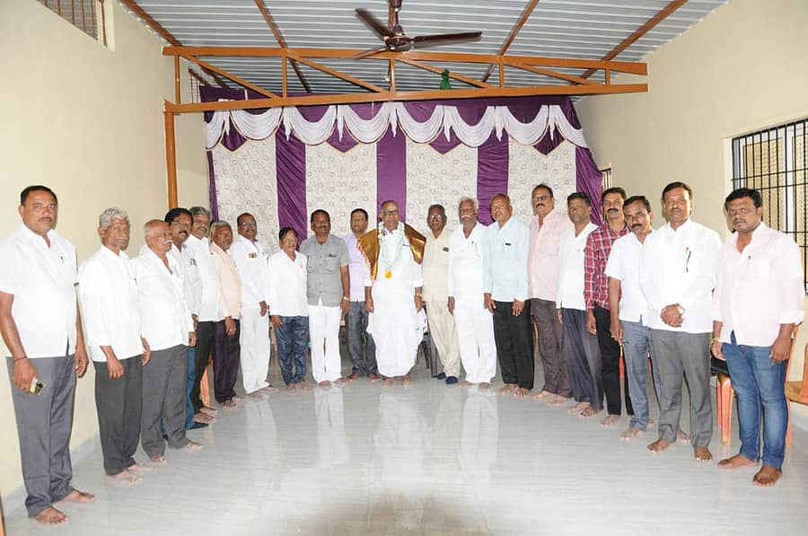 ರಾಯಚೂರಿನಲ್ಲಿ ಭಾನುವಾರ ನಡೆದ ಗಾಣಿಗ ಸಮಾಜದ ಸಭೆಯಲ್ಲಿ ನಿವೃತ್ತ ಶಿಕ್ಷಣಾಧಿಕಾರಿಗಳಾದ ಮಲ್ಲಪ್ಪ ಕಂಪ್ಲಿ ಅವರನ್ನು ಸನ್ಮಾನಿಸಿ ಗೌರವಿಸಲಾಯಿತು.