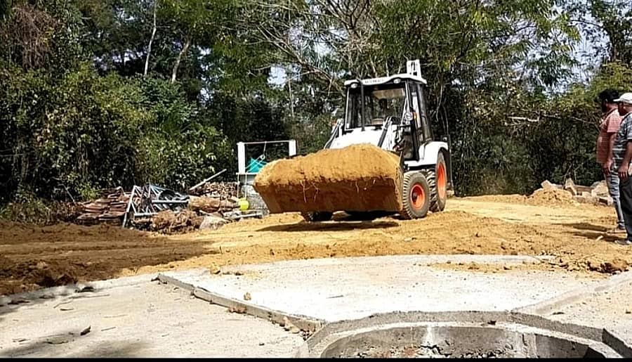ಭರದಿಂದ ಜೀರ್ಣೋದ್ಧಾರಗೊಳ್ಳುತ್ತಿರುವ ಅಡುಕೋಣಿ ಶ್ರೀ ಸಾಶ್ತಾವು ನೆಲೆ (ಎಡಚಿತ್ರ). ಸ್ಥಳದಲ್ಲಿ ಇದ್ದ ಪುರಾತನ ದೇವಾಲಯದ ಕೆತ್ತನೆಯನ್ನು ತೋರಿಸುತ್ತಿರುವ ದೇವಾಲಯ ಅಭಿವೃದ್ಧಿ ಸಮಿತಿಯ ಪದಾಧಿಕಾರಿಗಳು