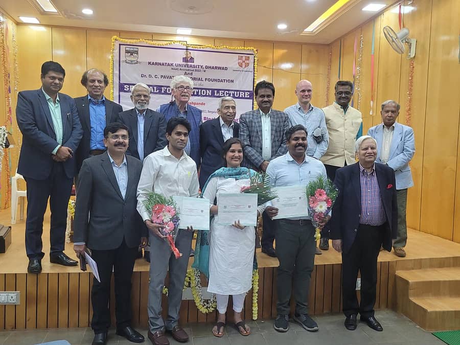 ಧಾರವಾಡದ ಕರ್ನಾಟಕ ವಿಶ್ವವಿದ್ಯಾಲಯದ ಸೆನೆಟ್ ಸಭಾಂಗಣದಲ್ಲಿ ನಡೆದ ಕಾರ್ಯಕ್ರಮದಲ್ಲಿ ಡಾ. ಡಿ.ಸಿ.ಪಾವಟೆ ಫೆಲೋಶಿಪ್ಗೆ ಆಯ್ಕೆಯಾದ ಶಿವಕುಮಾರ ಮಳಗಿಹಾಳ, ಪ್ರೊ. ಆಕಾಂಕ್ಷಾ ನಟಾನಿ, ಡಾ. ವಿನೋದ ಮಹದೇವನ್ ಅವನ್ನು ಗಣ್ಯರು ಅಭಿನಂದಿಸಿದರು