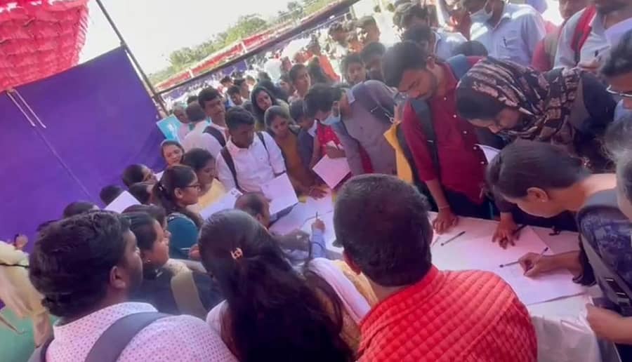 ಆನೇಕಲ್ ತಾಲ್ಲೂಕಿನ ಸೂರ್ಯ ಸಿಟಿಯಲ್ಲಿ ಬಿಜೆಪಿ ಪಕ್ಷದ ವತಿಯಿಂದ ಬೃಹತ್ ಉದ್ಯೋಗ ಮೇಳದಲ್ಲಿ ಪಾಲ್ಗೊಂಡಿದ್ದ ಯುವಕರು