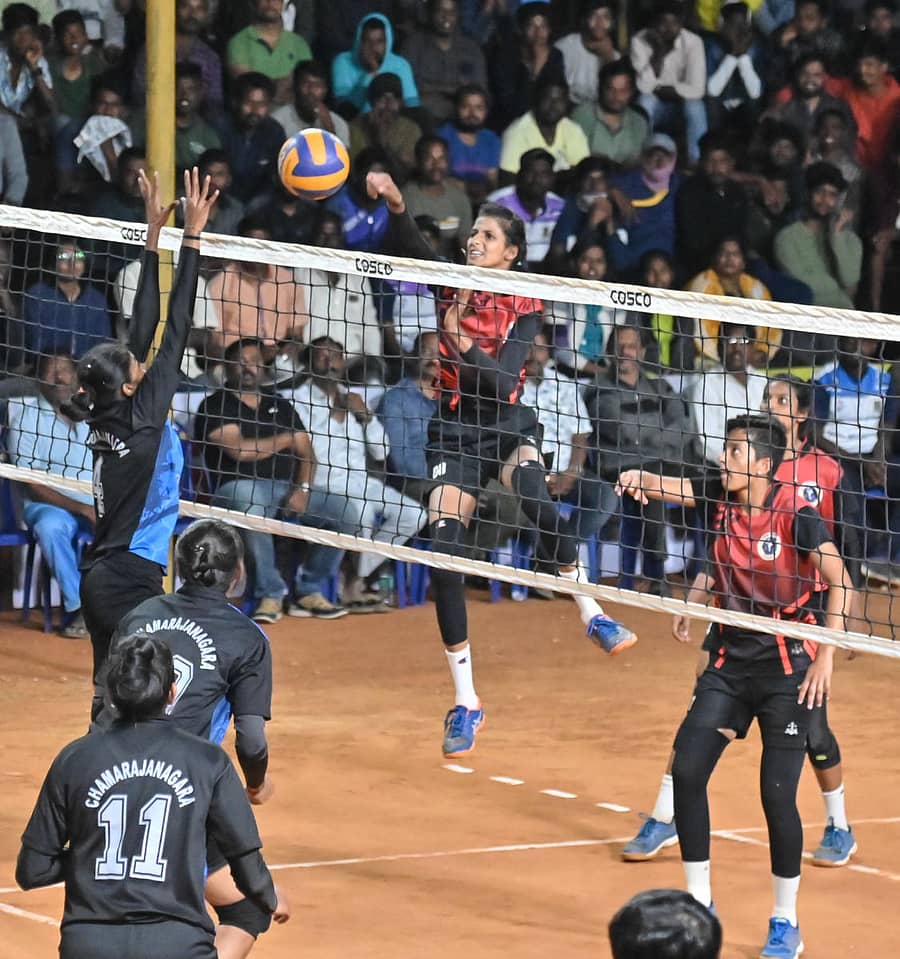 ರಾಜ್ಯಮಟ್ಟದ 25ನೇ ವಾಲಿಬಾಲ್ ಚಾಂಪಿಯನ್ಷಿಪ್ನ ಮಹಿಳಾ ವಿಭಾಗದ ಫೈನಲ್ನಲ್ಲಿ ಚಾಮರಾಜನಗರ ಹಾಗೂ ಆತಿಥೇಯ ಮೈಸೂರು ತಂಡದ ಪೈಪೋಟಿಯ ದೃಶ್ಯ – ಪ್ರಜಾವಾಣಿ ಚಿತ್ರ/ಅನೂಪ್ ರಾಘ.ಟಿ.