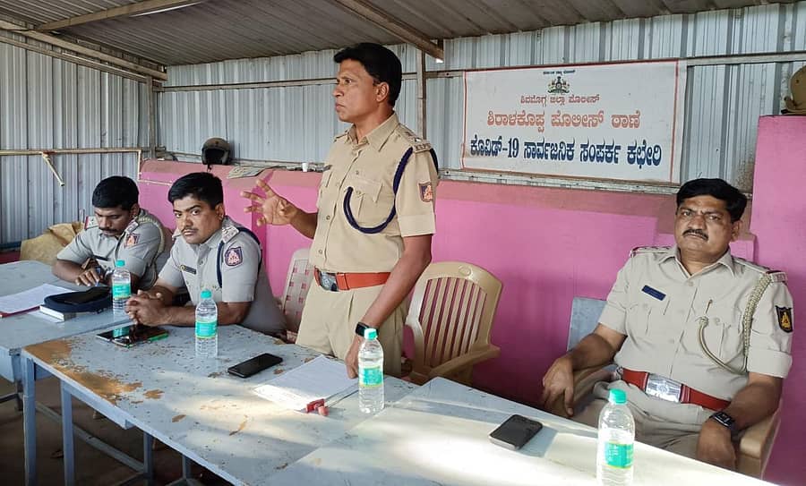 ಶಿರಾಳಕೊಪ್ಪದಲ್ಲಿ ಹೆಚ್ಚುವರಿ ಜಿಲ್ಲಾ ಪೊಲೀಸ್‌ ವರಿಷ್ಠಾಧಿಕಾರಿ ಅನಿಲ್‌ಕುಮಾರ್‌ ಎಸ್. ಭೂಮರೆಡ್ಡಿ ಶಾಂತಿ ಸಭೆ ನಡೆಸಿದರು.
