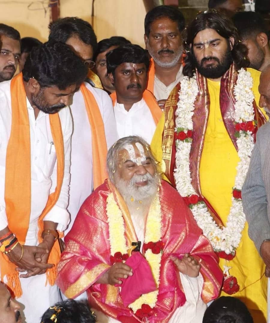 ಅಯೋಧ್ಯೆ ರಾಮ ಜನ್ಮಭೂಮಿ ಟ್ರಸ್ಟ್ ಅಧ್ಯಕ್ಷ ಮಹಂತ್ ನೃತ್ಯ ಗೋಪಾಲ್ ದಾಸ್ ಮತ್ತು ಉಪಾಧ್ಯಕ್ಷ ಕಮಲ ನಯನದಾಸ್ ಶಾಸ್ತ್ರಿ ಆವಣಿಯಲ್ಲಿ ನಡೆದ ಲವ–ಕುಶ ಮಂದಿರ ಶಂಕುಸ್ಥಾಪನೆ ಕಾರ್ಯಕ್ರಮದಲ್ಲಿ ಭಾಗವಹಿಸಿದ್ದರು.