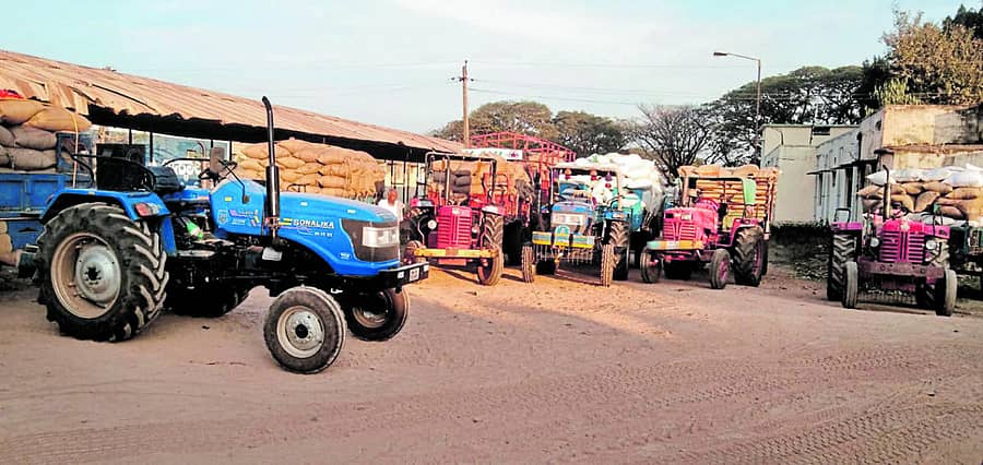 ಹೊಸದುರ್ಗದ ರಾಗಿ ಖರೀದಿ ಕೇಂದ್ರದ ಬಳಿ ರಾಗಿ ಹೊತ್ತು ನಿಂತಿರುವ ಟ್ರ್ಯಾಕ್ಟರ್ಗಳು