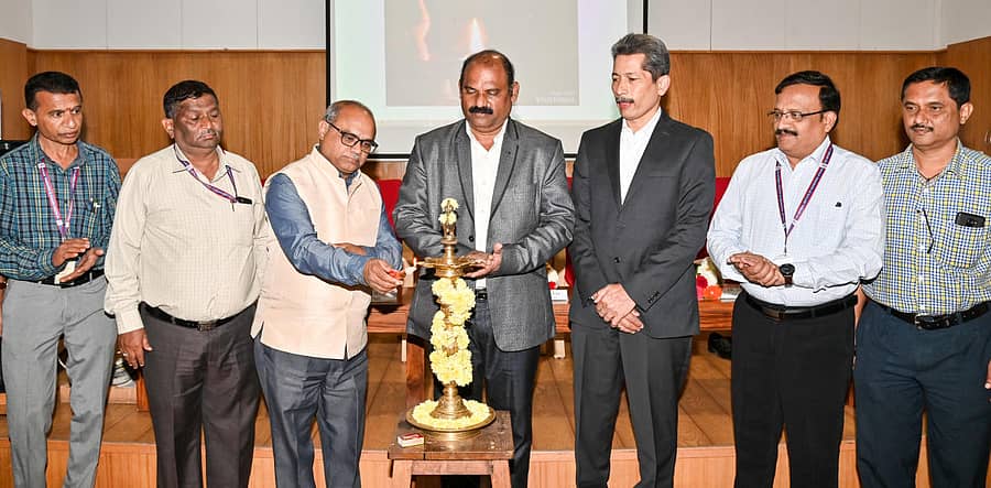 ಮೈಸೂರಿನ ಎನ್‌ಐಇ ಕಾಲೇಜಿನಲ್ಲಿ ಆಯೋಜಿಸಿದ್ದ ‘ಎಂಎಸ್‌ಎಂಇ ಅಭಿವೃದ್ಧಿಯಲ್ಲಿ ಆಟೊಮೇಷನ್ ತಂತ್ರಜ್ಞಾನ’ ಕಾರ್ಯಾಗಾರವನ್ನು ಸೋಮವಾರ ಎಂಎಸ್‌ಎಂಇ ಅಭಿವೃದ್ಧಿ ಸಂಸ್ಥೆ ಉಪನಿರ್ದೇಶಕ ಆರ್‌.ಗೋಪಿನಾಥರಾವ್‌ ಉದ್ಘಾಟಿಸಿದರು. ಡಾ.ಶ್ರೀನಾಥ್‌ ಆರ್‌. ಕಟ್ಟಿ, ಡಾ.ಸುರೇಶ ಭೀಮಪ್ಪ, ವಿಟಿಯು ಪ್ರಾದೇಶಿಕ ಕೇಂದ್ರದ ನಿರ್ದೇಶಕ ಡಾ.ಎಚ್‌.ಆರ್‌.ಶಿವಕುಮಾರ್, ಉದ್ಯಮಿ ಸುಬ್ರಹ್ಮಣ್ಯ ಭಟ್, ಉಪ ಪ್ರಾಂಶುಪಾಲ ಡಾ‌.ಎಂ.ಎಸ್.ಗಣೇಶ್ ಪ್ರಸಾದ್, ಡಾ.ಕೆ.ಆರ್.ಪ್ರಕಾಶ್ ಇದ್ದಾರೆ –ಪ್ರಜಾವಾಣಿ ಚಿತ್ರ