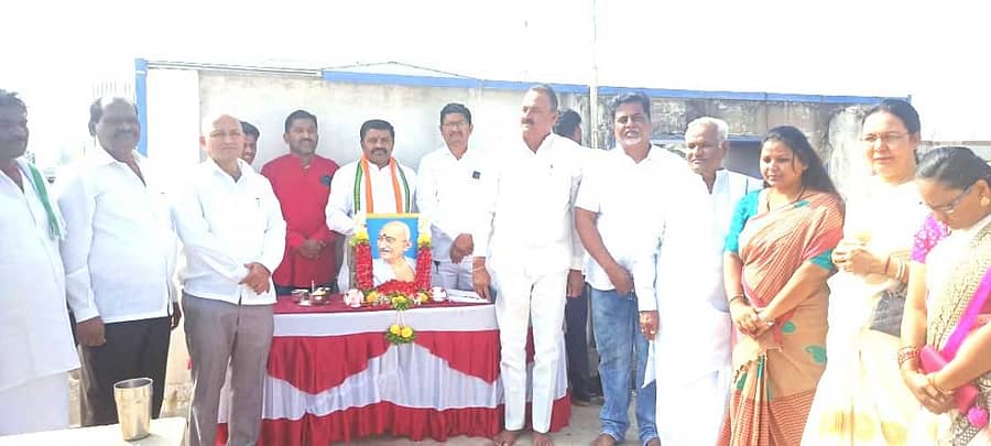 ಭಾರತ್‌ ಜೋಡೋ ಕಾರ್ಯಕ್ರಮದ ಸಮಾರೋಪ ಸಮಾರಂಭದ ಅಂಗವಾಗಿ ಜಿಲ್ಲಾ ಕಾಂಗ್ರೆಸ್‌ನಿಂದ ಸೋಮವಾರ ಹೊಸಪೇಟೆಯಲ್ಲಿ ತ್ರಿವರ್ಣ ಧ್ವಜಾರೋಹಣ ಮಾಡಿ, ಮಹಾತ್ಮ ಗಾಂಧೀಜಿ ಅವರ ಭಾವಚಿತ್ರಕ್ಕೆ ಗೌರವ ಸಲ್ಲಿಸಲಾಯಿತು