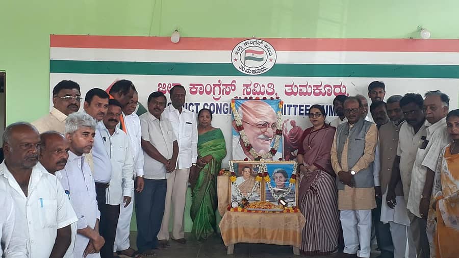 ತುಮಕೂರು ಕಾಂಗ್ರೆಸ್ ಕಚೇರಿಯಲ್ಲಿ ಸೋಮವಾರ ಹುತಾತ್ಮರ ದಿನಾಚರಣೆ ಅಂಗವಾಗಿ ಮಹಾತ್ಮ ಗಾಂಧೀಜಿ ಭಾವಚಿತ್ರಕ್ಕೆ ಪುಷ್ಪ ನಮನ ಸಲ್ಲಿಸಲಾಯಿತು. ಮುಖಂಡರಾದ ಚಂದ್ರಶೇಖರಗೌಡ, ಕೆಂಚಮಾರಯ್ಯ, ಆರ್.ರಾಮಕೃಷ್ಣ ಇತರರು ಇದ್ದರು